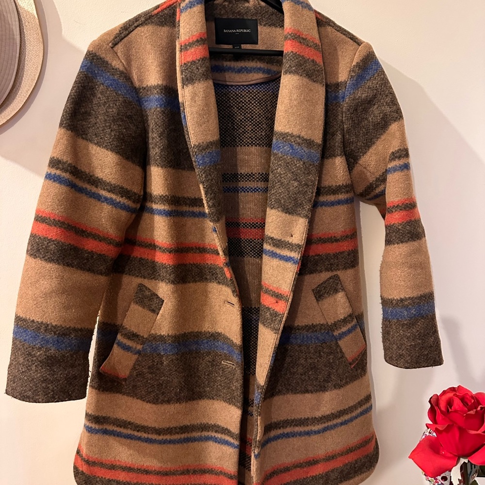 lightweight colorful coat,size size XS but fits up to a M